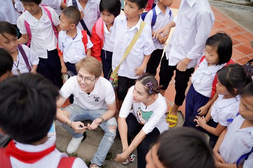 Khả Như, Duy Khánh xót xa trước hoàn cảnh của 200 trẻ em mồ côi, có hoàn cảnh khó khăn