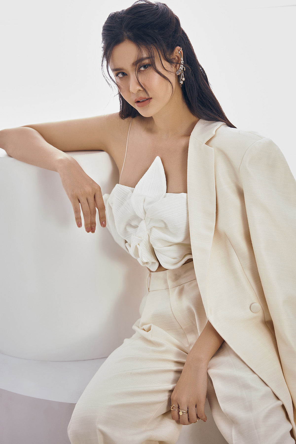 Trương Quỳnh Anh ra dáng “chị đại” trong bộ ảnh cá tính