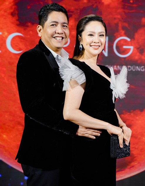 Vợ chồng Đức Thịnh - Thanh Thúy đẹp đôi dự công chiếu phim Tiệc Trăng Máu