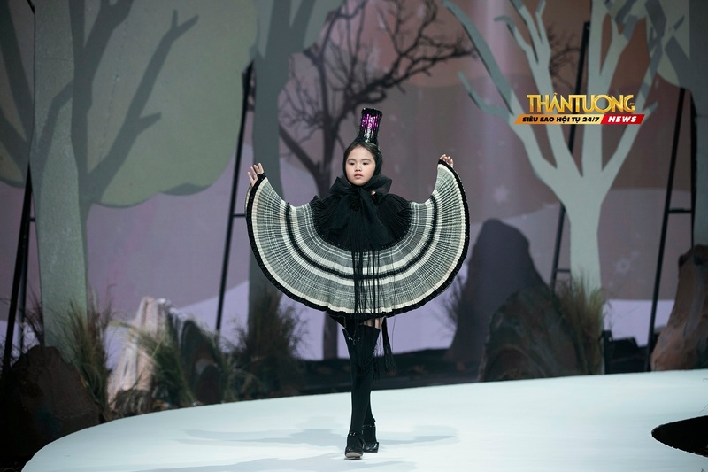 Minh Thảo hóa "Chim Thiên Đường" mở màn khai mạc Vietnam Junior Fashion Week
