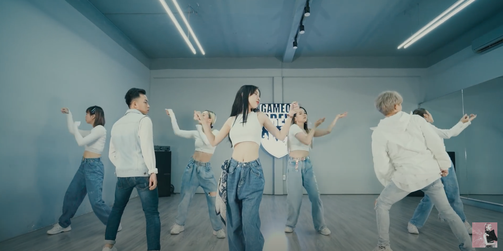 LyLy khoe eo “con kiến” đầy quyến rũ trong MV dance version “Bởi vì là khi yêu”
