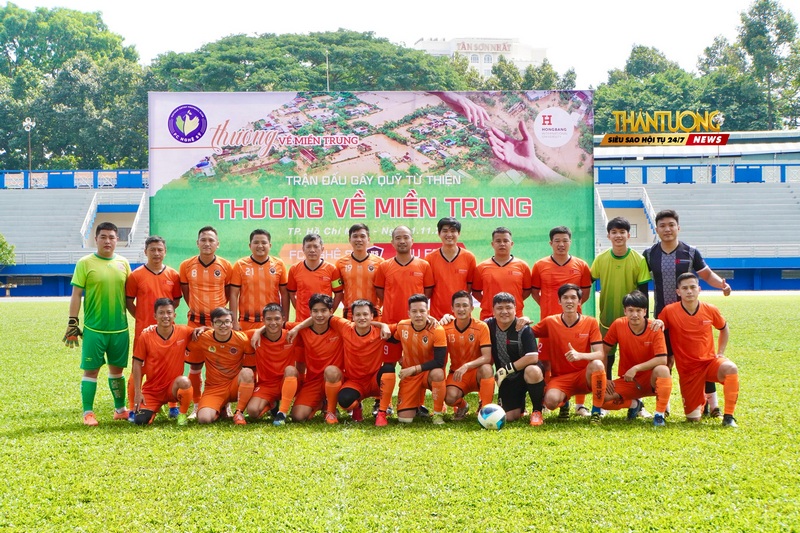 HIU FC đá bóng với FC Nghệ sỹ để gây quỹ ủng hộ đồng bào miền Trung