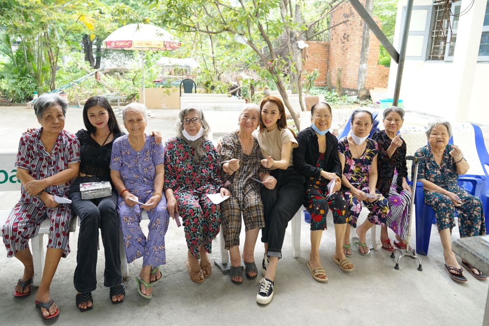  “Sơn nữ Bolero” Ánh Linh làm từ thiện tại viện dưỡng lão nghệ sĩ