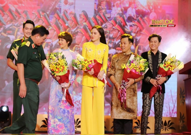 Nghệ sĩ Việt trình diễn Áo dài NTK Việt Hùng trong chương trình “Giai điệu Tổ quốc”