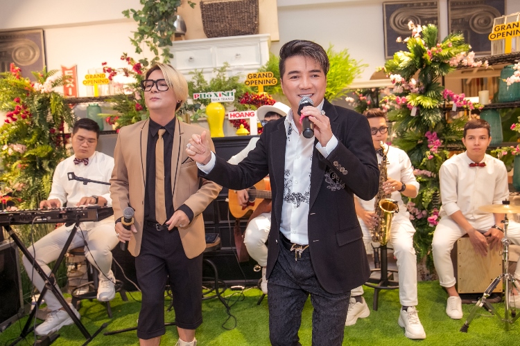 Mr Đàm ra Nha Trang làm MC cho tiệc khai trương Phố Xinh