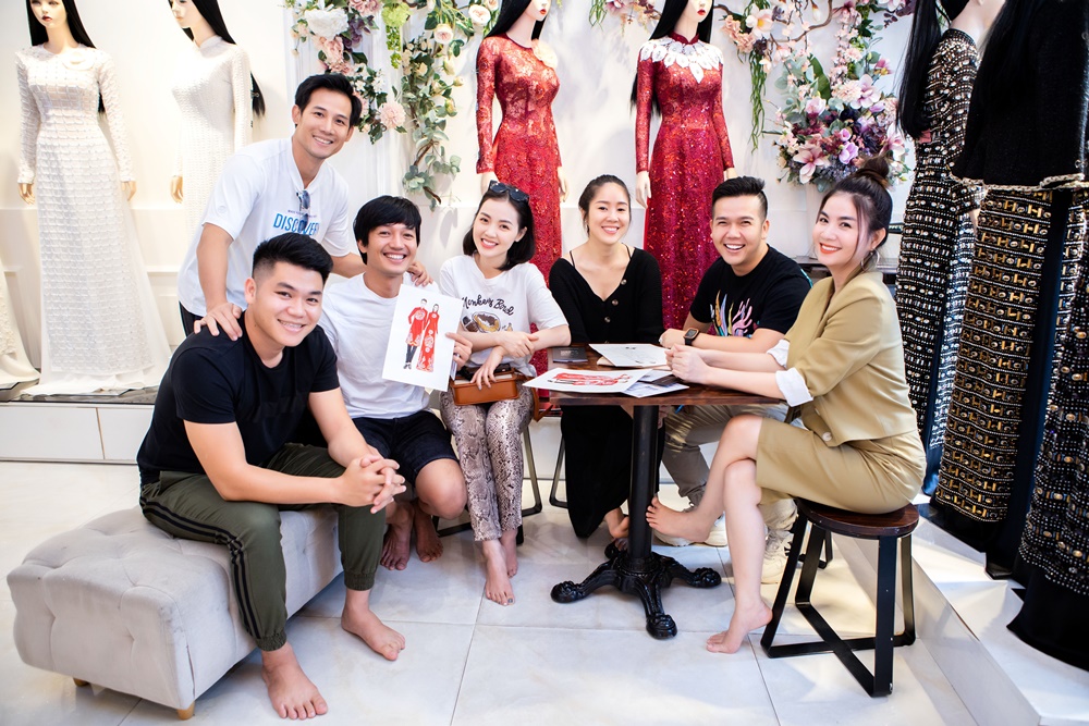 Thanh Thức, Lê Phương, Trương Quỳnh Anh, Kha Ly hào hứng thử trang phục của NTK Minh Châu