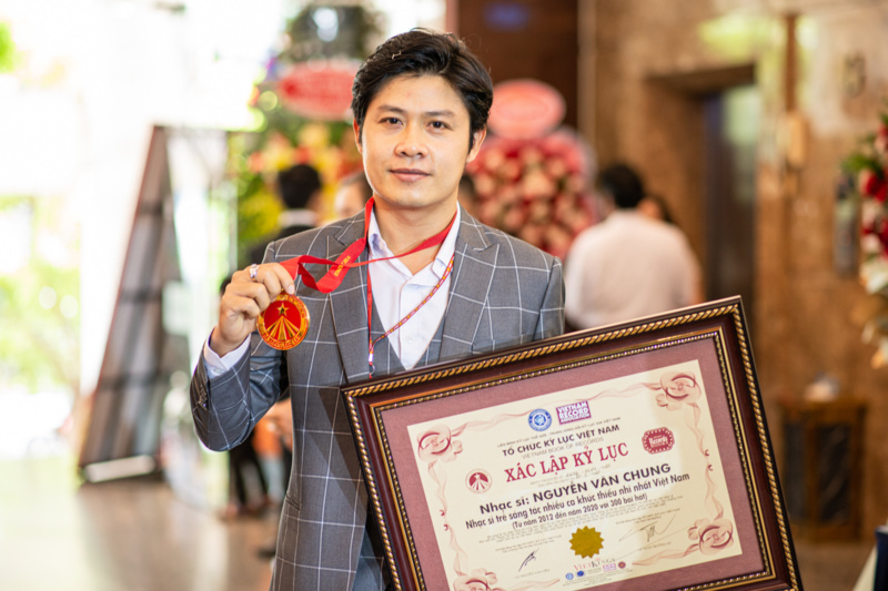Nguyễn Văn Chung hạnh phúc khi nhận Kỷ lục Việt Nam cho dự án 300 bài hát thiếu nhi 