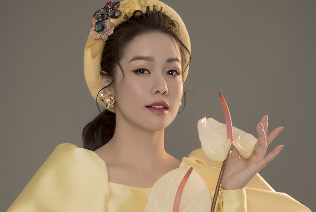 Nhật Kim Anh tung ảnh trẻ trung với áo dài cách tân đơn sắc của nhà thiết kế Thuỷ Nguyễn