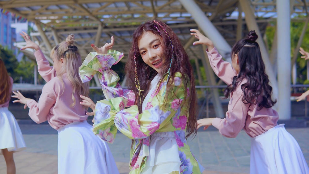  Hoàng Duyên chính thức phát hành MV vũ đạo của Chàng Trai Sơ Mi Hồng