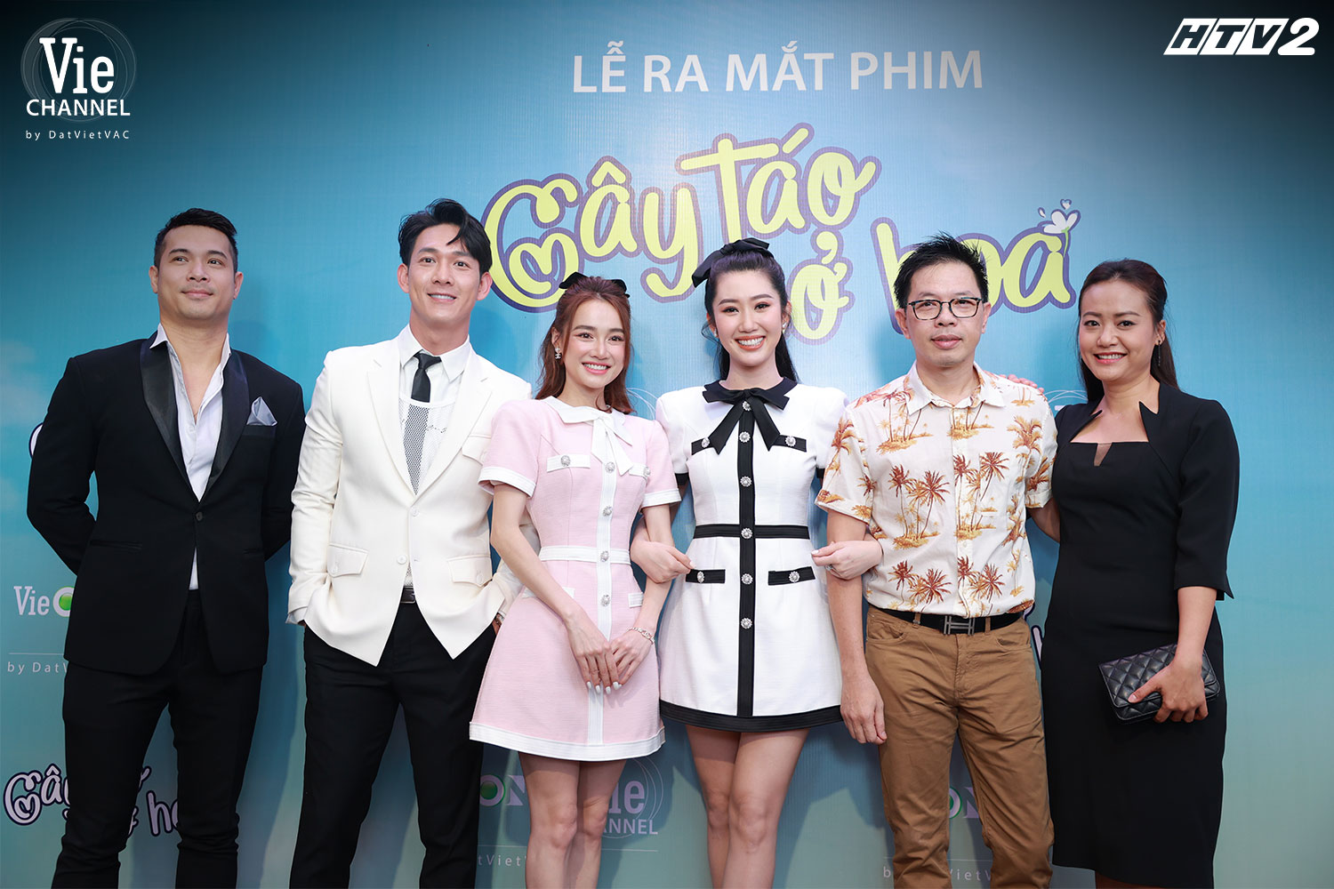 Thái Hòa, Nhã Phương, Hồng Ánh, Thúy Ngân, Song Luân, Trương Thế Vinh hào hứng ra mắt phim CÂY TÁO NỞ HOA