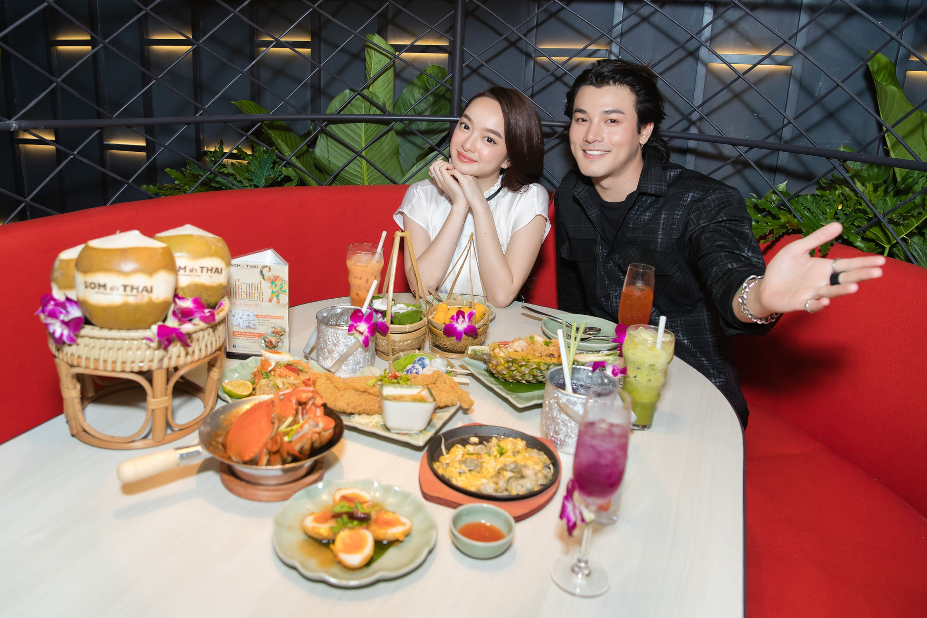  Kaity Nguyễn và Khương Lê hẹn hò “bí mật” tại nhà hàng Som ตำ Thai