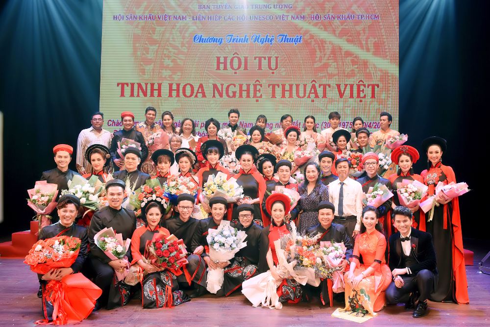30 Nghệ sĩ danh tiếng Việt diện Áo dài tôn vinh nghệ thuật dân tộc