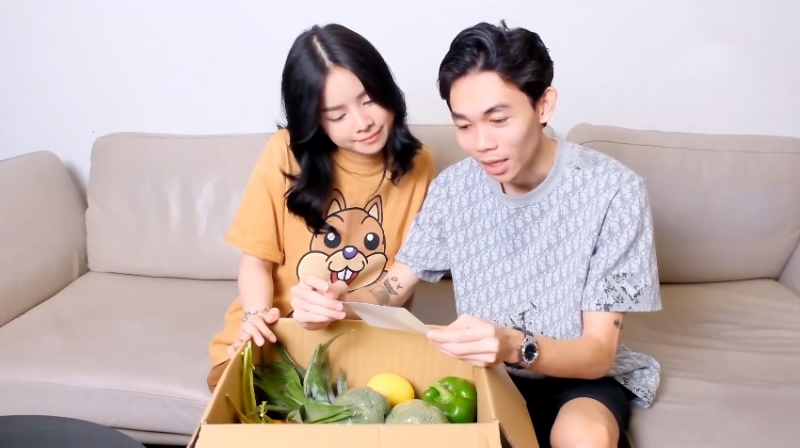 Diễn viên Hồng Thanh và DJ Mie cực tình cảm trong Ở Nhà vui Mà
