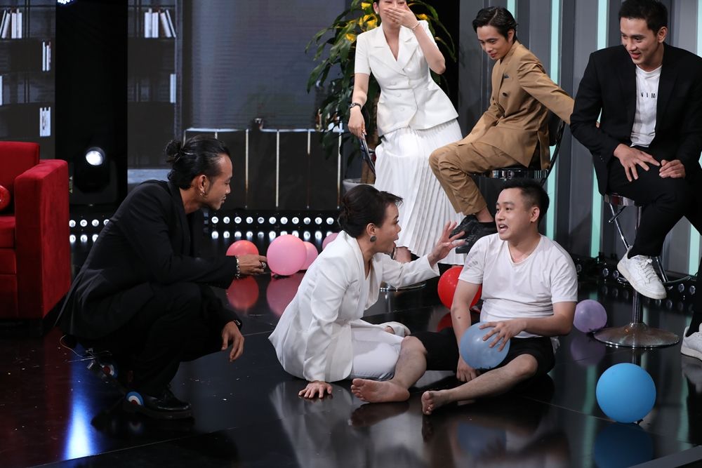 Việt Hương, Nam Em cười hả hê khi Hữu Tín gặp sự cố rách quần trên sân khấu
