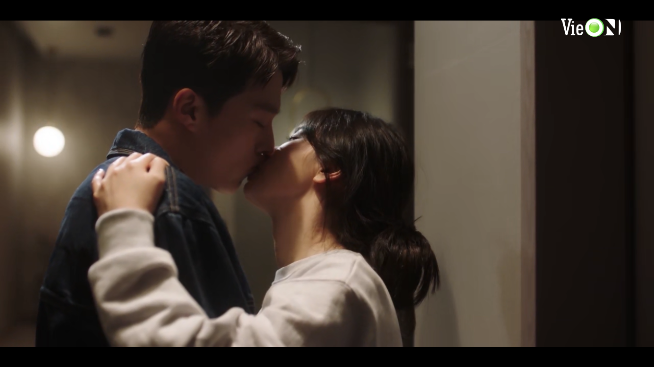Song Hye Kyo – Jang Ki Yong hôn nhau say đắm trong Tập 3 “Bây Giờ, Chúng Ta Đang Chia Tay”
