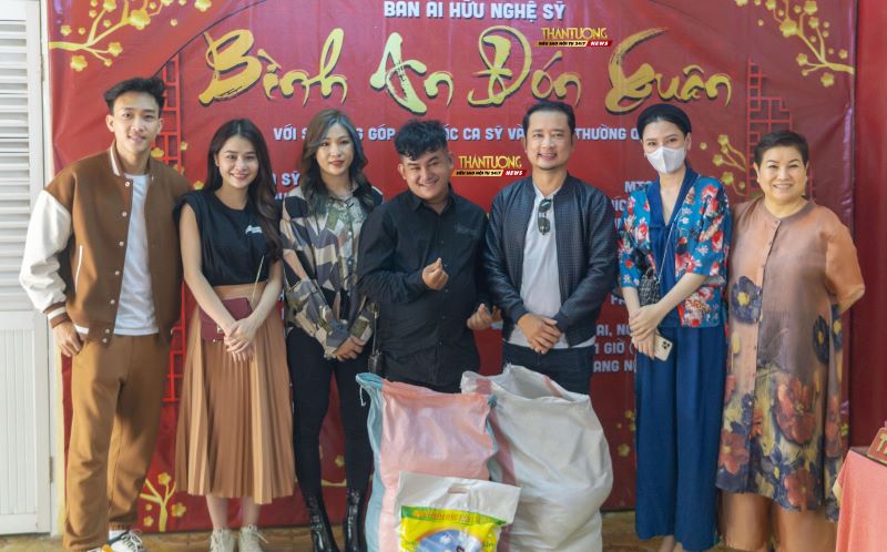 Ca sĩ Đình Phước cùng các Nghệ sĩ xúc động trao quà Tết đến bà con nghèo