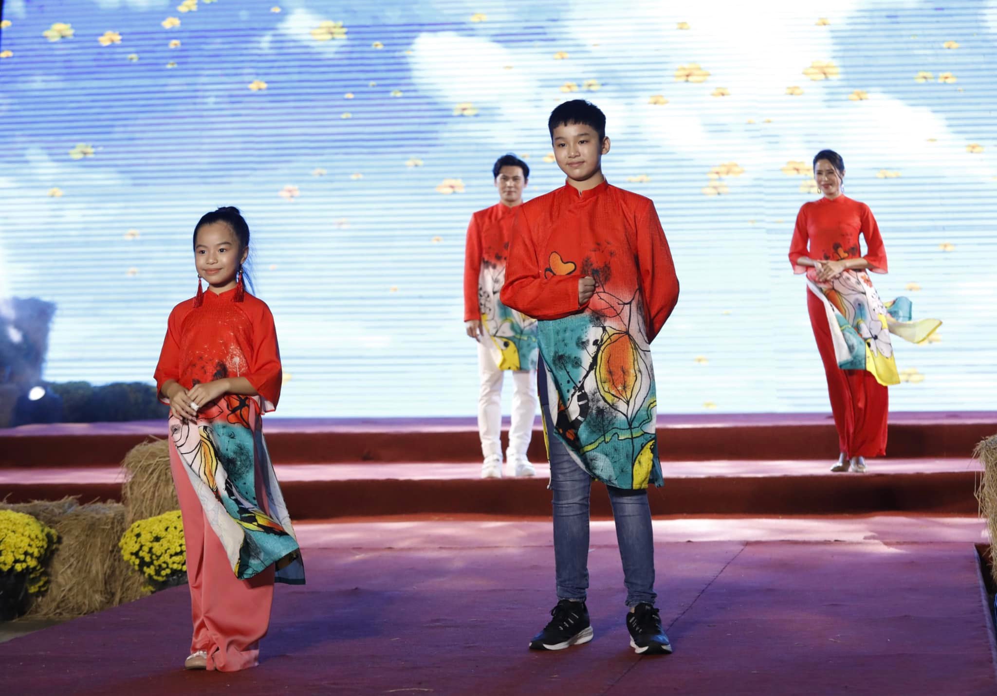 Mẫu nhí Gia Huy, Thiên Nga thần thái cuốn hút tại Gala Đại sứ áo dài Việt Nam