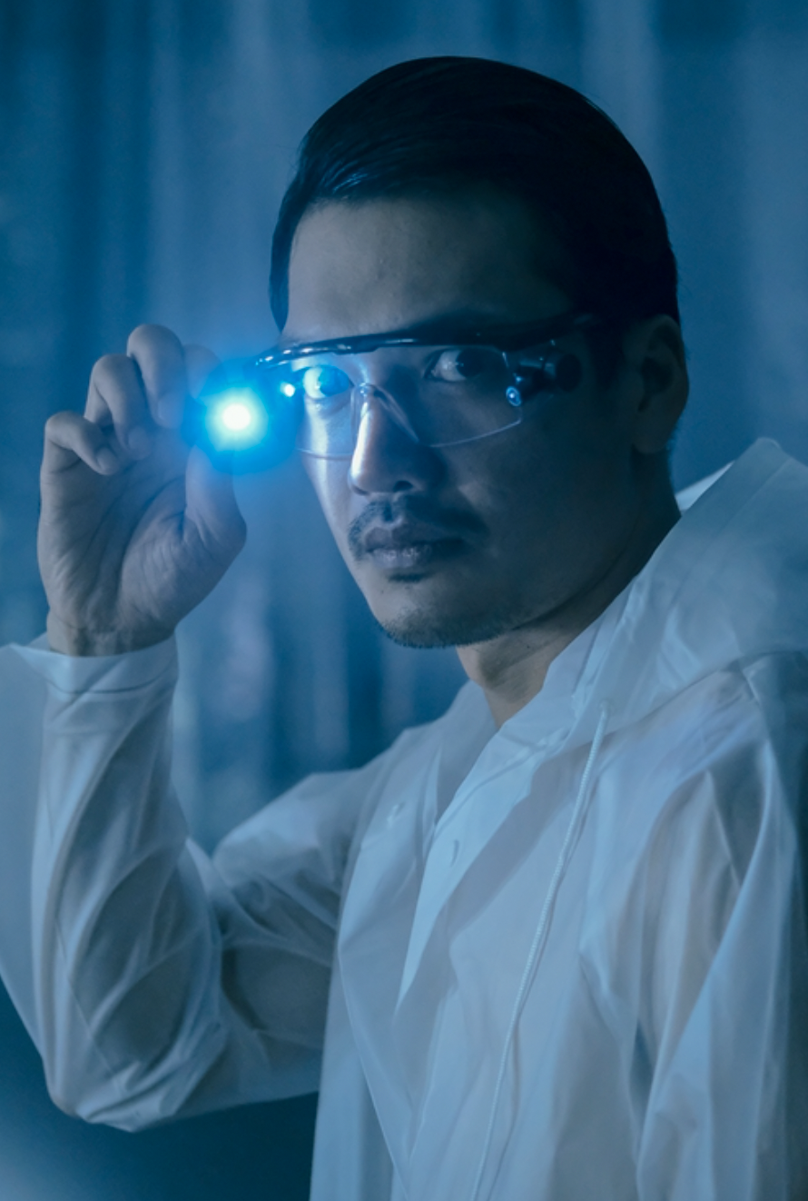  Quang Tuấn - Ông hoàng phim kinh dị tái xuất trong phim mới “Bóng Đè”