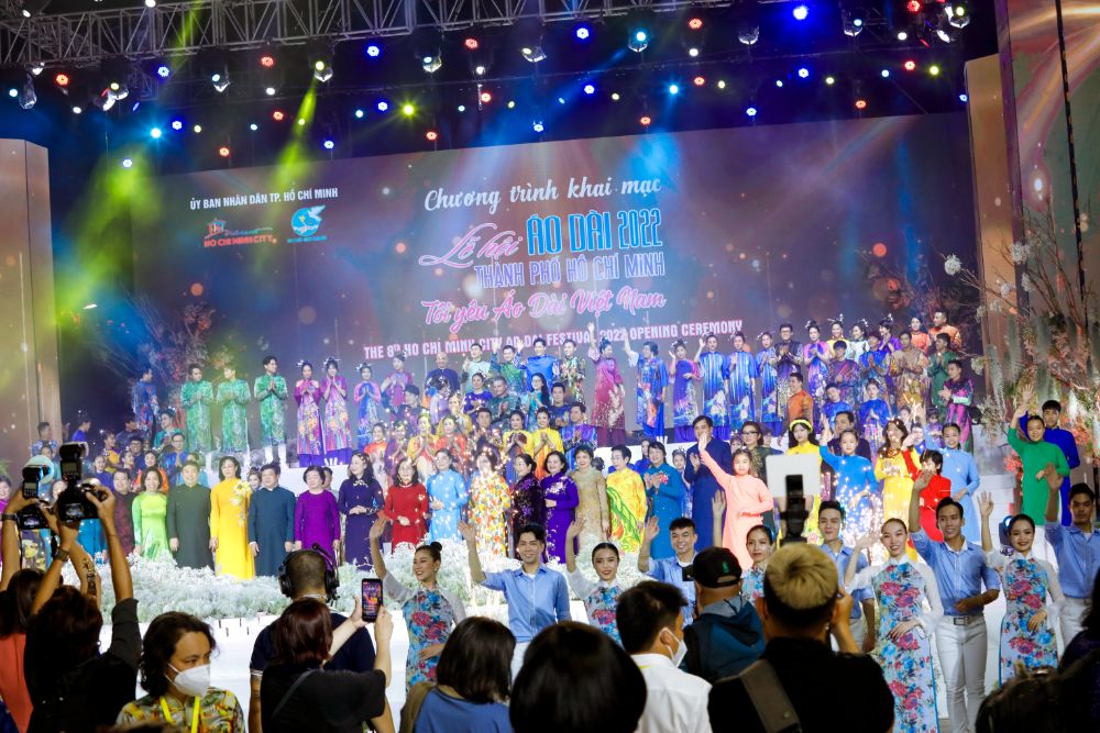 Hơn 100 nghệ sỹ Việt thần thái trên sân chơi Lễ hội Áo dài TP.HCM