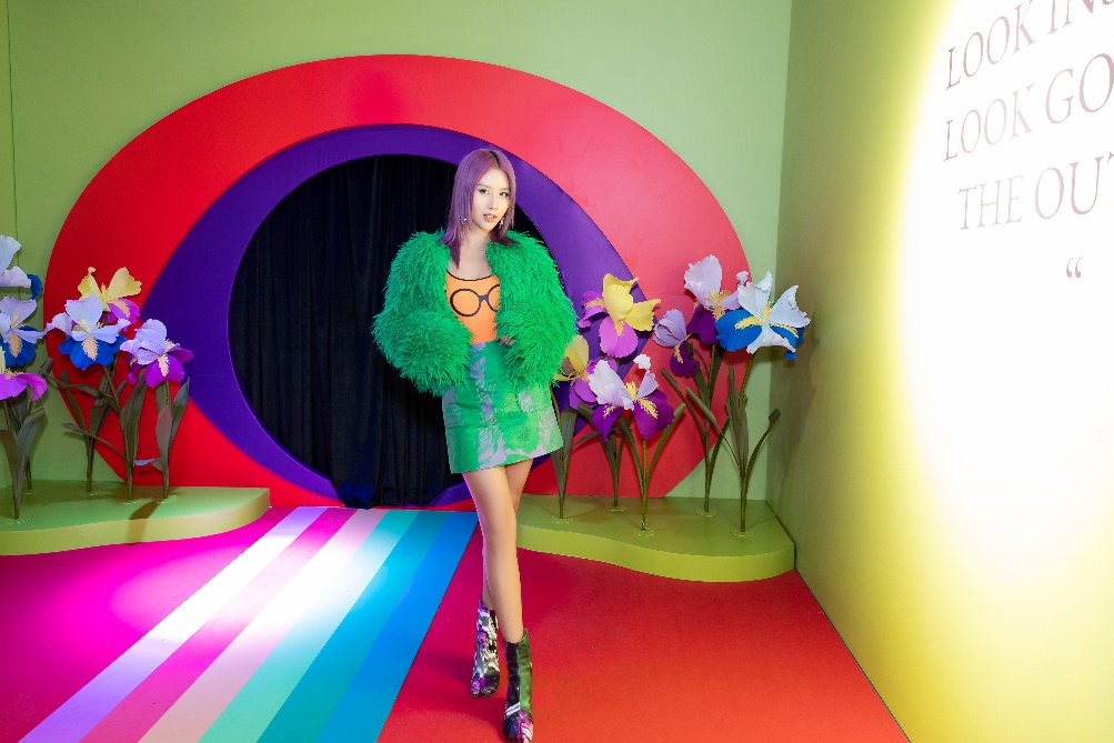 H&M Việt Nam triển lãm Bộ sưu tập kết hợp cùng Iris Apfel đầy sắc màu 