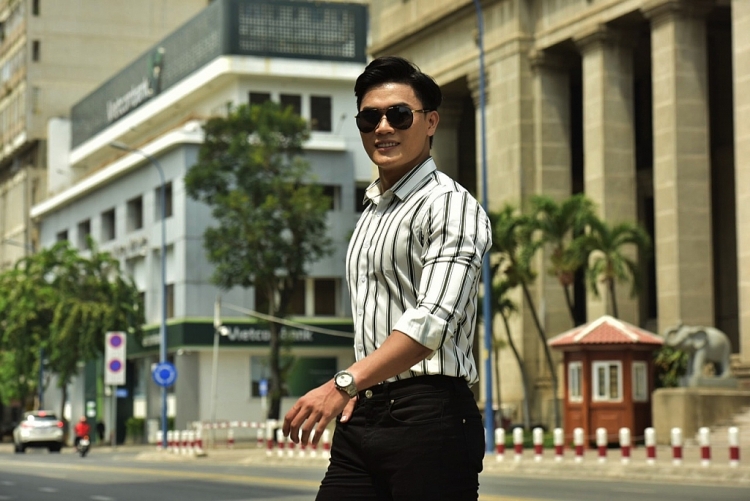Quán quân Người mẫu Thể Hình Việt Nam Hữu Anh diện đẹp xuống phố 