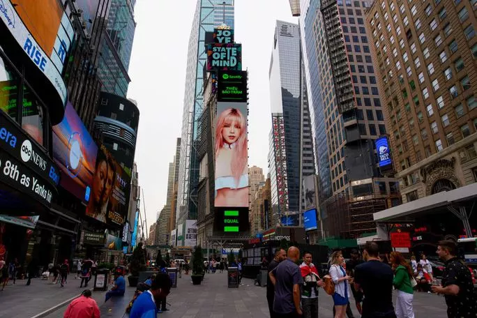 Thiều Bảo Trâm khoe eo "chấn động" trên billboard quảng trường Thời Đại New York