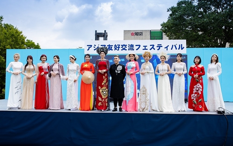 Trang Trần làm vedette, trình diễn áo dài tại Nhật Bản