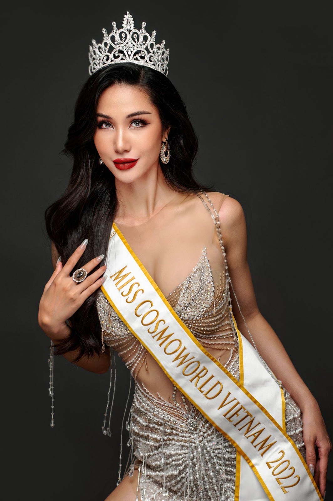Nữ tiếp viên trưởng trẻ tuổi nhất Việt Nam - Ngọc Tuyết tham dự Miss CosmoWorld 2022