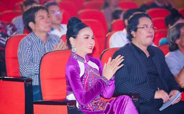 Diễn viên Ôn Bích Hằng xinh đẹp ngồi 'ghế nóng' cuộc thi Hoa hậu