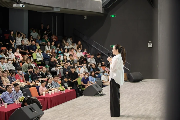 Hoa hậu Thu Hoài làm diễn giả, khiến fan bối rối chọn cách xưng hô