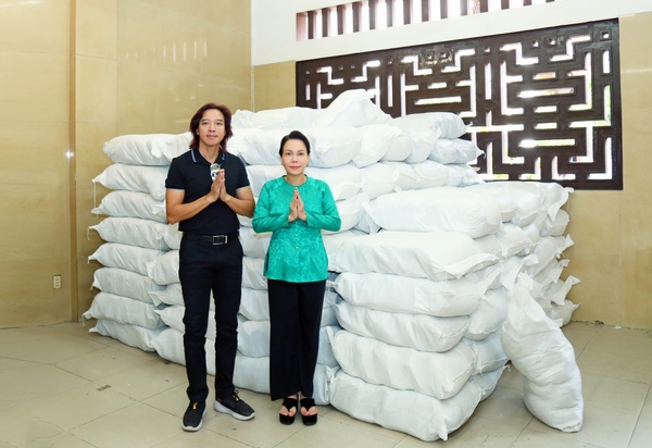 Gia đình nghệ sĩ Việt Hương – Hoài Phương tặng 10 tấn gạo đến bà con khó khăn 