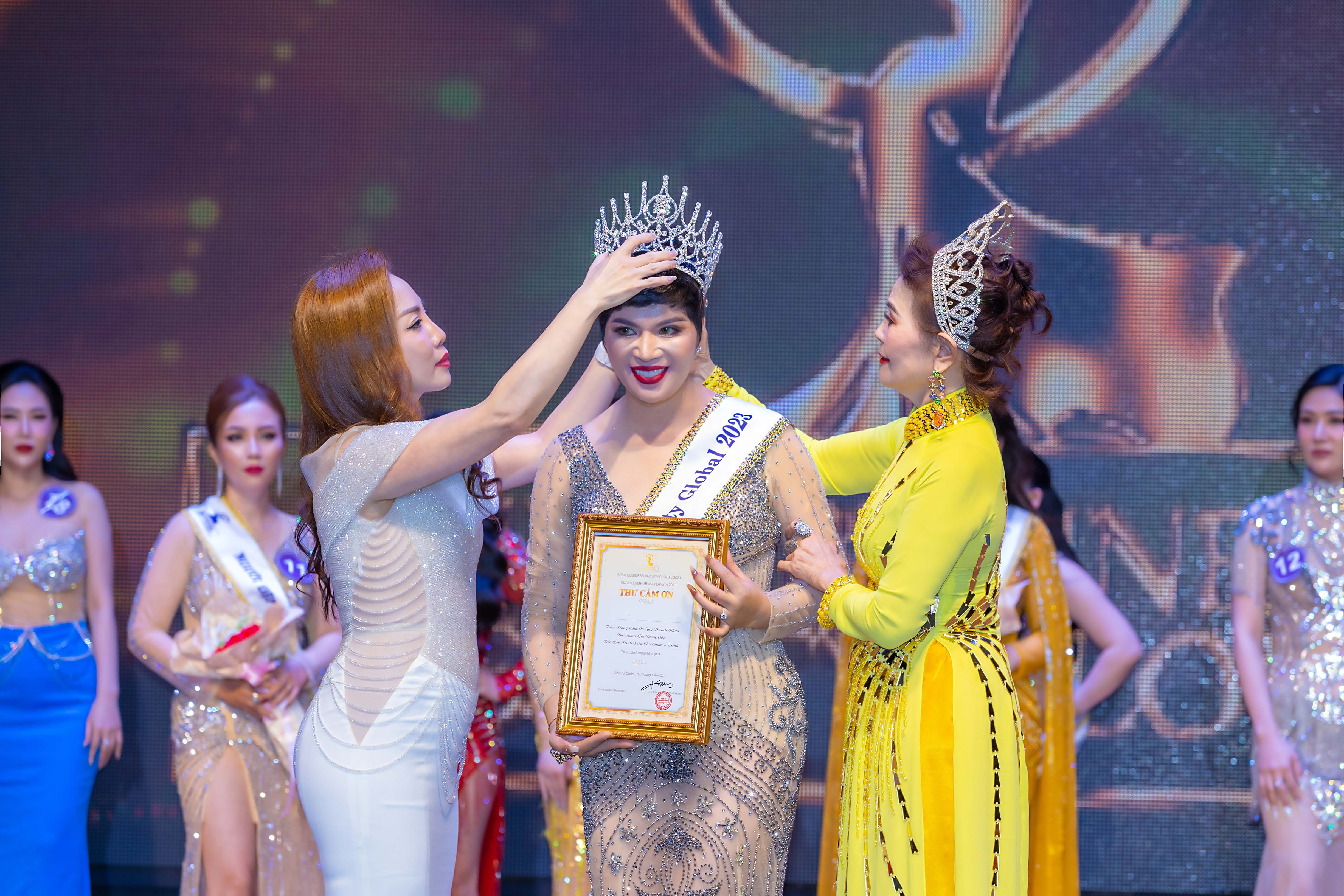 Trần Thị Thu Hằng đoạt giải “Hoa hậu Quý Bà” Doanh Nhân Sắc Đẹp Toàn Cầu 2023