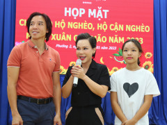 Gia đình nghệ sĩ Việt Hương – Hoài Phương trao tặng quà cho bà con nghèo