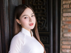 DJ Nene thướt tha trong tà áo dài Việt