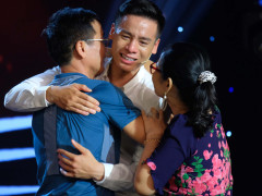 Cao Xuân Tài ôm bố mẹ khóc nghẹn trên sóng truyền hình