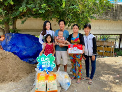 Vân Trang lần đầu ngồi ăn dưới gầm cầu cùng gia đình anh chài lưới nghèo