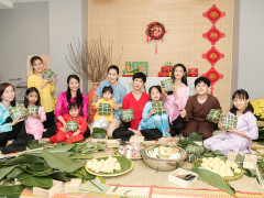 Trương Quỳnh Anh, Xuân Lan, Thân Thúy Hà cùng các con gói bánh chưng đón Tết