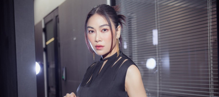 Tuyết Nga diện đầm cắt xẻ độc đáo dự Tuần lễ thời trang quốc tế Việt Nam 2021
