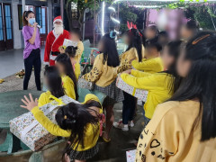 Hoa hậu Khánh Vân tặng quà cho các em gái ngôi nhà OBV 