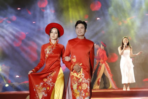  Á Vương Huỳnh Văn Cường tham gia trình diễn tại Gala Đại sứ Áo dài Việt Nam 