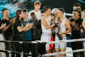 Anh Dũng ‘hộ tống’ Trương Ngọc Ánh cổ vũ Hiếu Nguyễn đánh boxing tại The Champion 