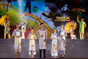 45 mẫu Áo dài NTK Việt Hùng gây ấn tượng mạnh đêm bế mạc Lễ hội Làng Sen 2022
