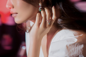 Á hậu Lệ Hằng diện trang sức kim cương 500 triệu dự show thời trang