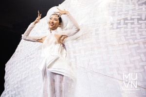 Thanh Khoa hào hứng lật "Bánh Tráng" trong Đêm ‘Trang phục dân tộc Miss Universe Vietnam 2022’