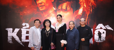 Trương Thị May khoe sắc trên thảm đỏ ra mắt phim điện ảnh "Kẻ Đào Mồ"