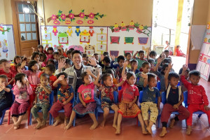 Dương Phúc được Hoa hậu Đặng Thu Thảo hỗ trợ phát 1000 phần quà cho học sinh vùng cao