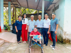 Hoa Hậu Môi trường Nguyễn Thanh Hà về quê hương Bến Tre làm từ thiện 