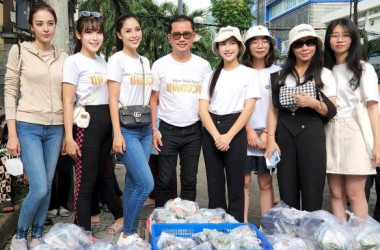 Miss Teen Nguyệt Minh tặng cơm chay cùng nhóm thiện nguyện Thần Tượng