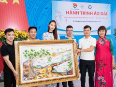 NTK Việt Hùng và Người đẹp Đặng Hoàng Tâm Như mang Áo dài tặng các cô giáo Đà Nẵng
