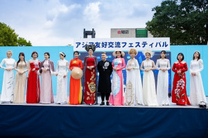 Trang Trần làm vedette, trình diễn áo dài tại Nhật Bản